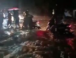 Banjir Bandang Terjang Kota Garut, Warga Mengungsi Karena Banjir Telah Mencapai Atap Rumah