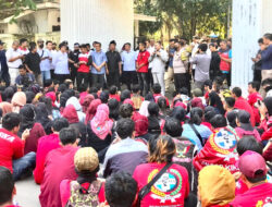 Ratusan buruh dari wilayah Sukabumi Demo Didepan Kantor DPRD