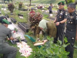 Dandim 0618/Kota Bandung Dampingi Ziarah Rombongan ke TMP Cikutra Dalam Rangka Hari Juang TNI AD ke 77