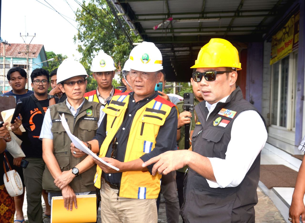 Gubernur Jawa barat Ridwan Kamil didampingi Kadis Bina Marga Provinsi Jabar dan pelaksana teknis. sumber foto Humas DBMPR