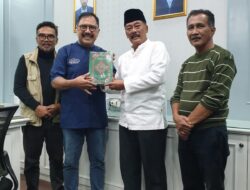 H. Irwan Koesandiantoro Sumbang Al-Quran dan Buku Iqro Dalam Kegiatan Pengajian Malam Jumat Mengaji DPC Partai Demokrat Kota Cimahi