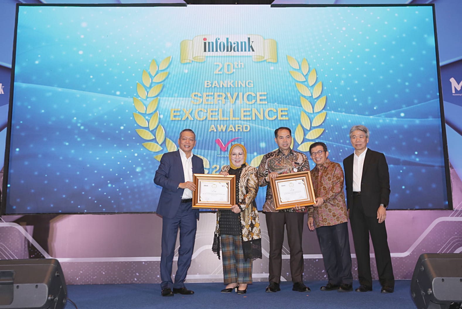 Direksi bank bjb berhasil menyabet tiga penghargaan dalam ajang Infobank-MRI Banking Service Excellence Recognition 2023