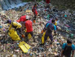 Manfaatkan Musim Kemarau, Pemkot Bandung Angkat Sedimentasi Sungai