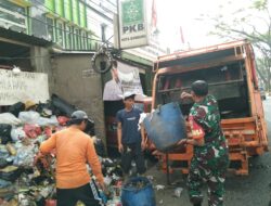 Babinsa Kelurahan Cijerah Masif Bersihkan Sampah TPS