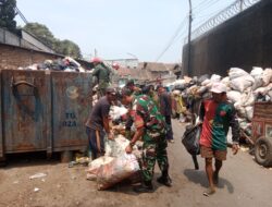 Babinsa Warung Muncang Giat Membereskan TPS Suryani