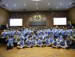 Siswa SMP BPK PENABUR Holis Memenuhi Ruang Rapat Paripurna DPRD Kota Bandung