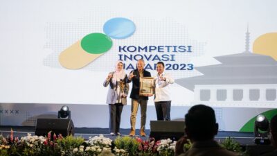 Direktur Information Technology, Treasury & International Banking bank bjb Rio Lanasier menerima penghargaan di ajang Kompetisi Inovasi Jawa Barat (KIJB) tahun 2023 di The Papandayan Hotel Bandung, Selasa (3/10).