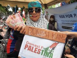 Pesepeda Bandung Raya Serukan Aksi Dukung Palestina