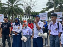 Puluhan Orang Tua Korban Penahanan Ijazah, Aksi Demonstrasi di Gedung Sate