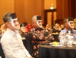 Lepas Purnatugas Plh Sekda Kota Bandung, Ratusan PNS Gunakan Topeng Hikmat Ginanjar