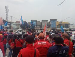Cileunyi Lumpuh, Buruh Blokir Jalan Tuntut Upah Setahun