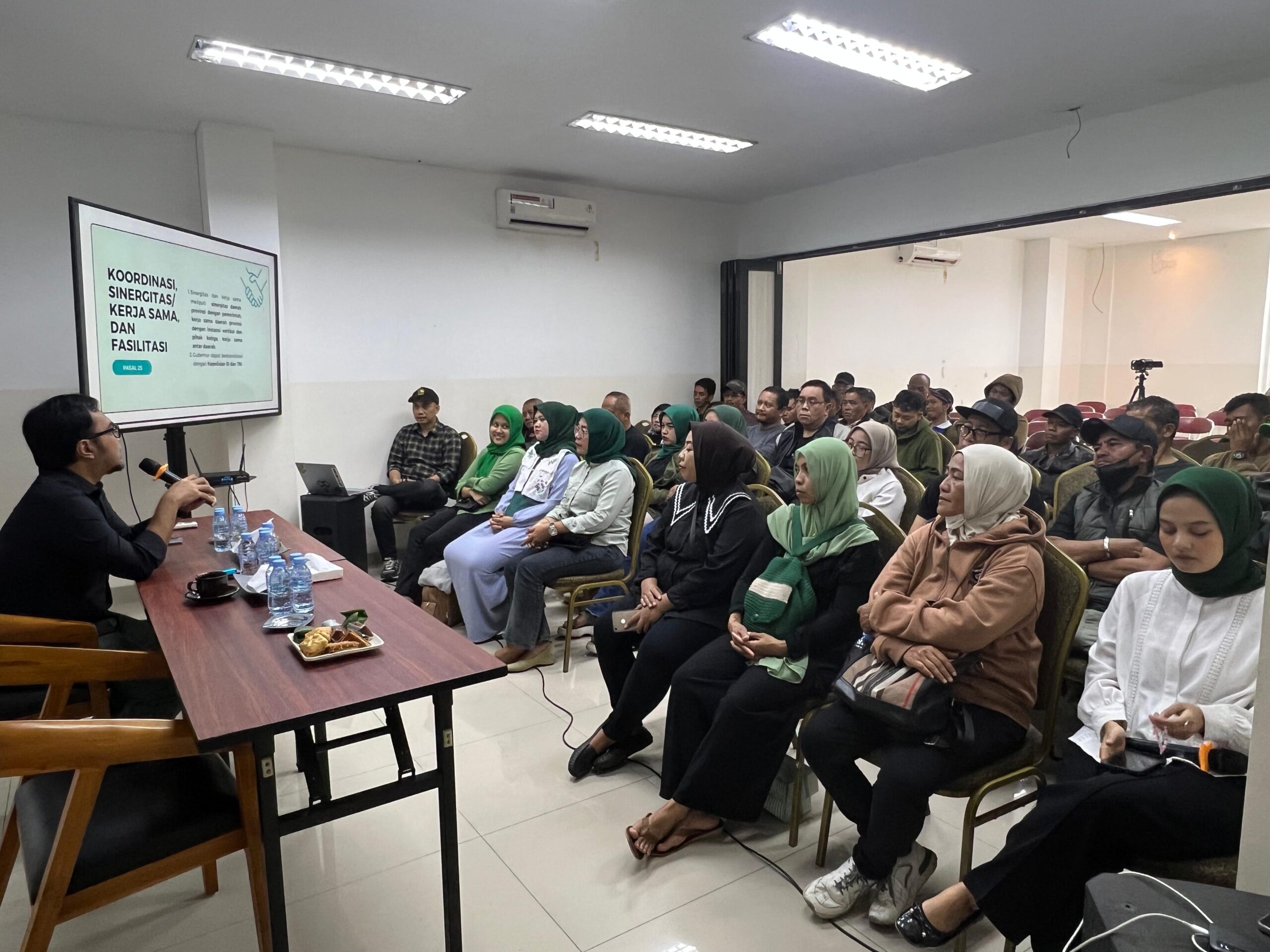 Wakil Ketua DPRD Jawa Barat Acep Jamaludin sedang memberikan pemaparan dalam sosialisasi Perda Trantibumlinmas di Bandung