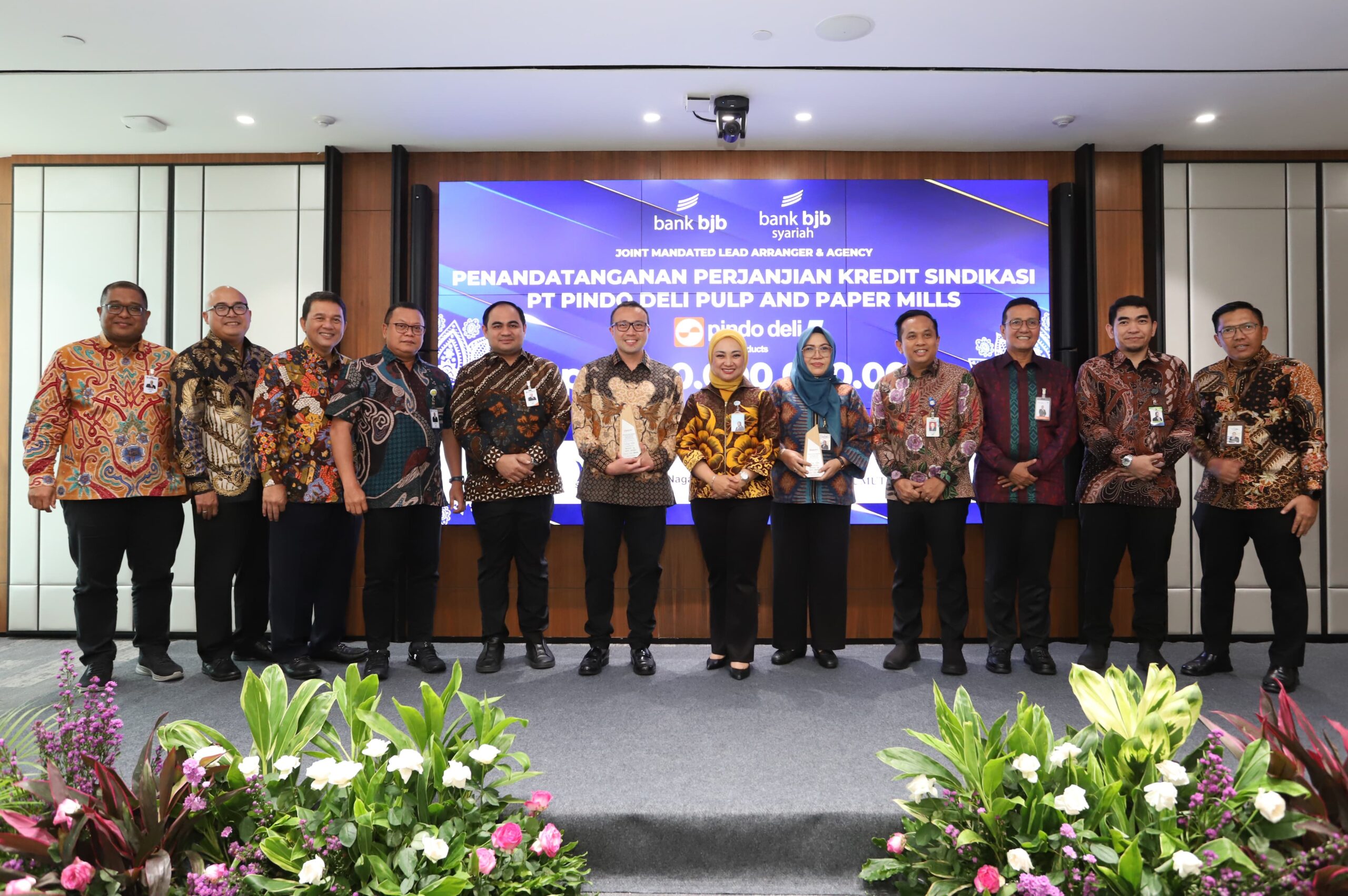 Direktur bank bjb menandatangani perjanjian kredit sindikasi bersama PT Pindo Deli Pulp and Paper Mills untuk pembangunan pabrik kimia di Karawang, Jawa Barat