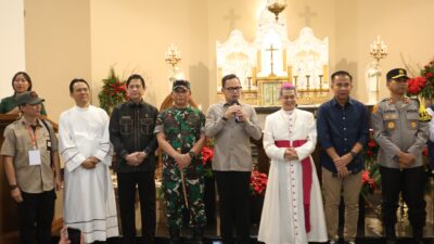 Ketua DPRD Provinsi Jawa Barat, M.Q Iswara meninjau langsung Pelaksanaan Malam Misa Natal 2024 di Kota Bandung. Selasa, (