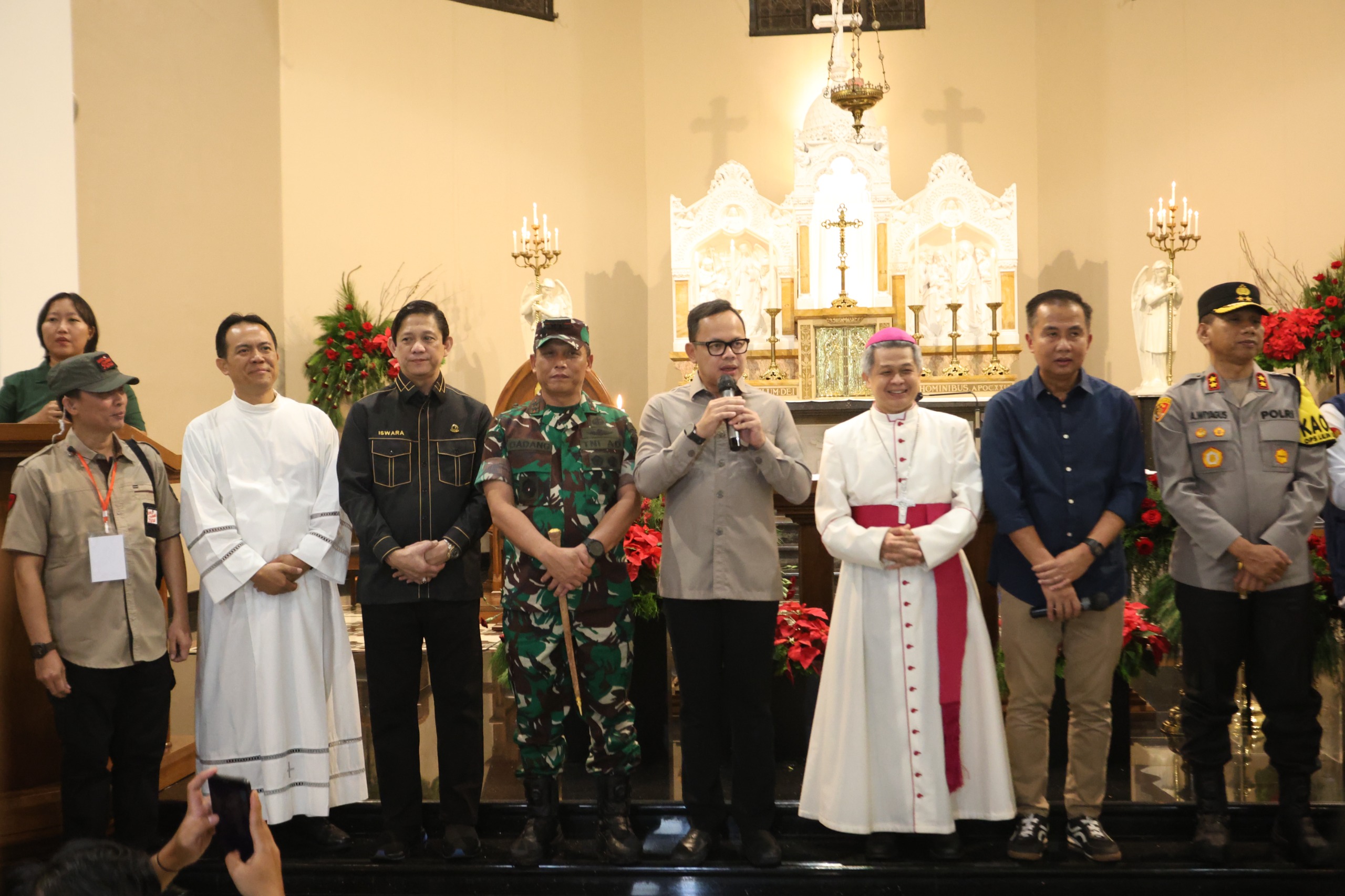 Ketua DPRD Provinsi Jawa Barat, M.Q Iswara meninjau langsung Pelaksanaan Malam Misa Natal 2024 di Kota Bandung. Selasa, (