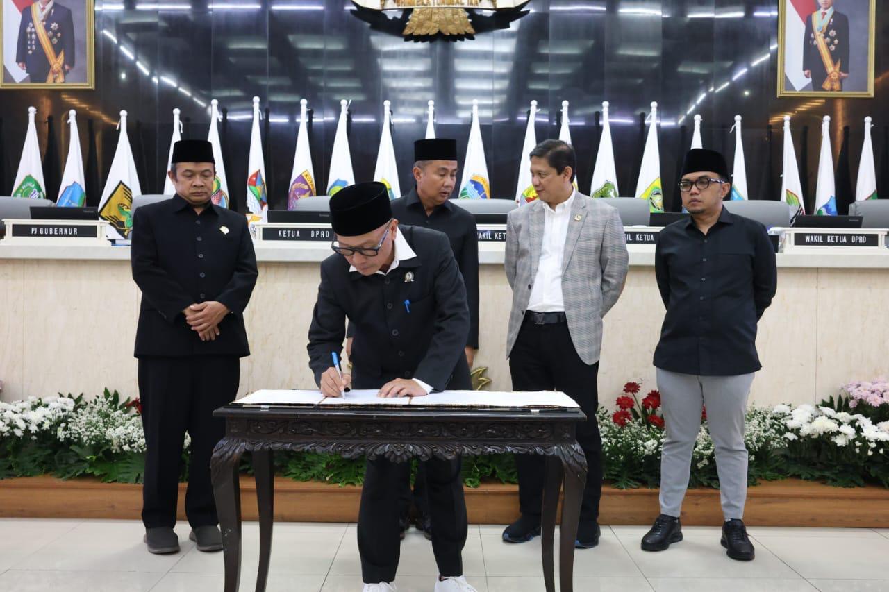 Ketua DPRD Provinsi Jawa Barat Bucky Wibawa saat Rapat Paripurna di Kota Bandung. Jumat, (27/12/24).