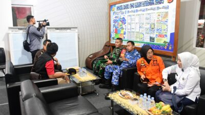 Anggota Komisi I DPRD Provinsi Jawa Barat, Rafael Situmorang saat menghadiri Kegiatan Pengecekan Perkembangan Situasi Kamtibmas dan Patroli Bersama dalam rangka pengamanan malam pergantian Tahun Baru 2025. Acara tersebut digelar di Pos Terpadu Cikapayang, Dago, Kota Bandung, pada Selasa malam (31/12/2024).