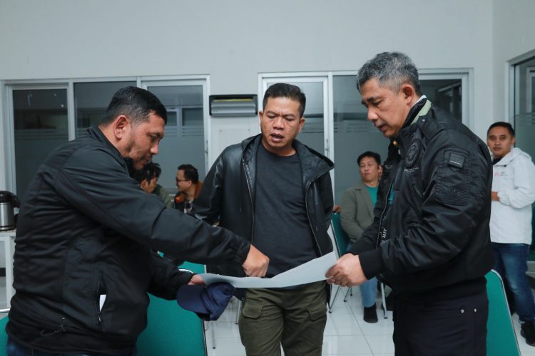 Bupati Bandung, Dadang Supriatna, berbincang dengan warga Kampung Londok dalam kunjungan kerja, membahas perbaikan jalan dan pembangunan tower seluler.