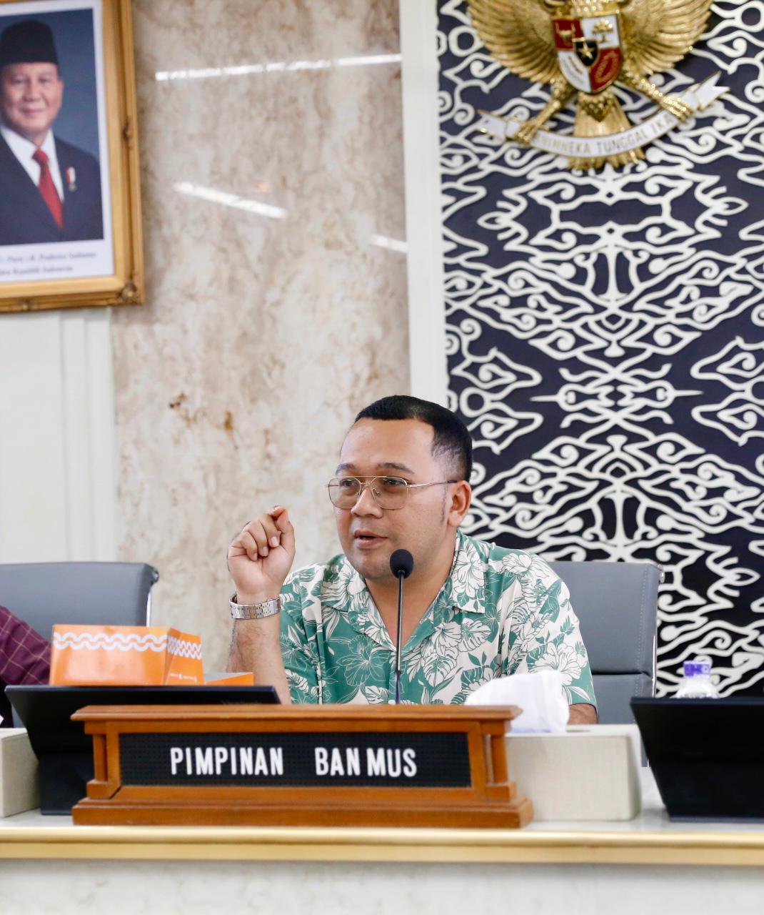 Ketua Pansus II DPRD Jawa Barat, Hilal Hilmawan, membahas Ranperda Investasi dan Kemudahan Berusaha di Kota Bandung pada 4 Februari 2025.