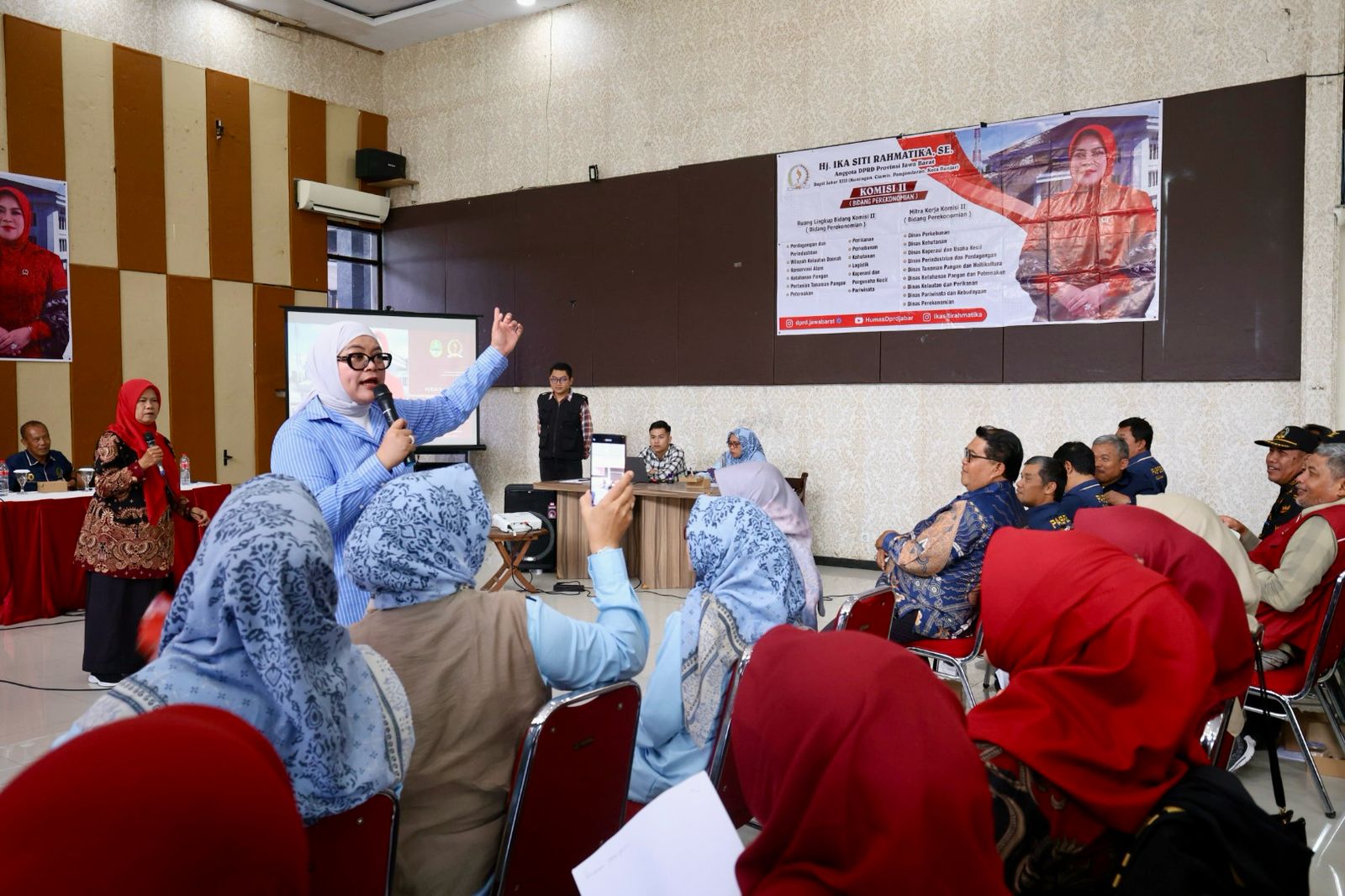 Anggota DPRD Jawa Barat, Hj. Ika Siti Rahmatika, S.E., menyampaikan sosialisasi Perda Nomor 2 Tahun 2023 tentang Pemberdayaan dan Perlindungan Perempuan di Kabupaten Kuningan.