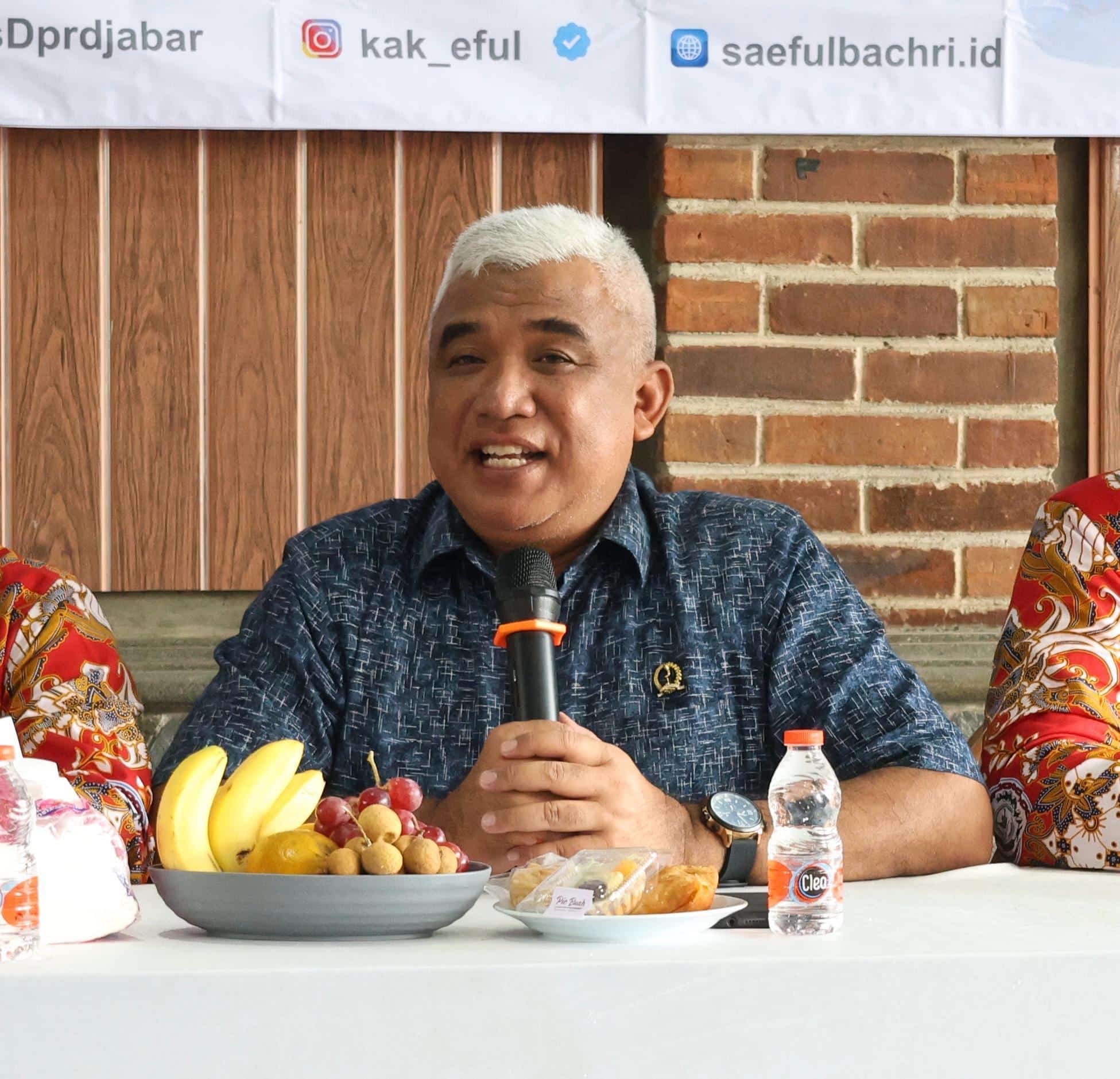 Anggota DPRD Jawa Barat, Saeful Bachri, berbicara dalam kegiatan sosialisasi Perda Desa Wisata di Soreang, Kabupaten Bandung, membahas potensi ekonomi desa wisata.