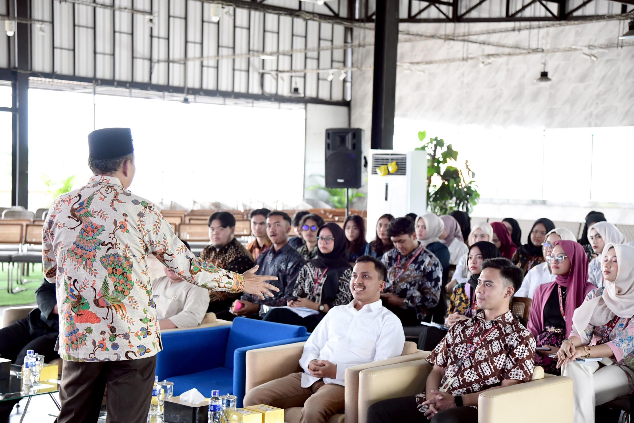 Daddy Rohanady, Anggota Komisi IV DPRD Jawa Barat, menjadi narasumber dalam Kelas Legislatif di Unisba,