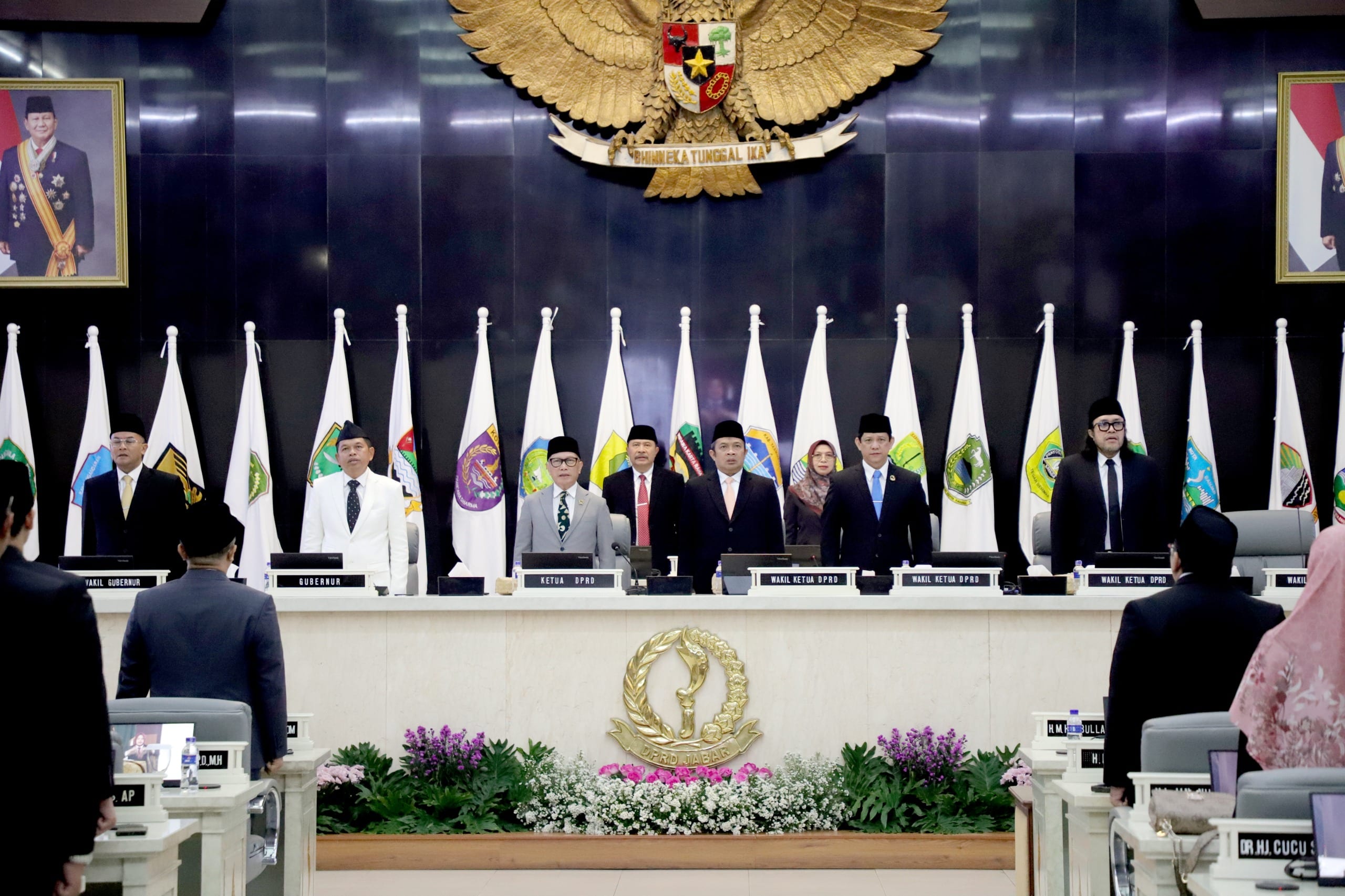 Ketua DPRD Jawa Barat Buky Wibawa memimpin rapat paripurna mendengarkan pidato perdana Gubernur Dedi Mulyadi di Gedung DPRD Jabar.