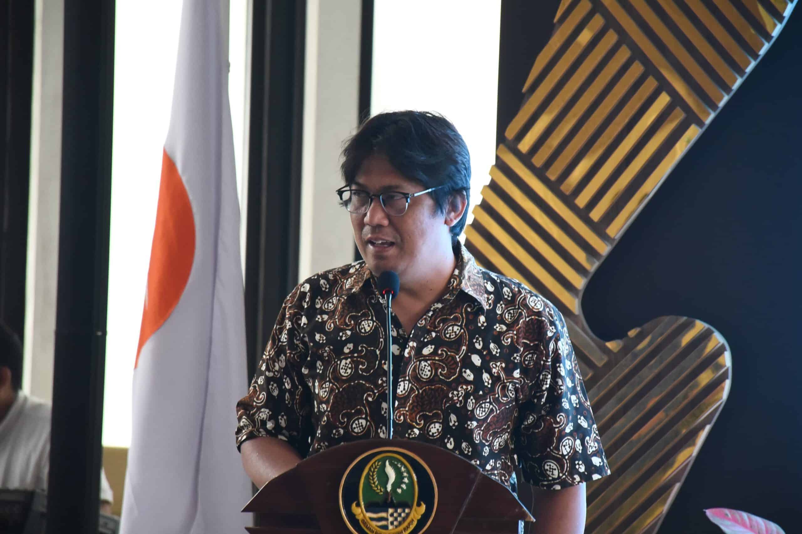 Rafael Situmorang saat menjadi narasumber utama dalam acara Hubungan Internasional on Vacation di DPRD Jawa Barat, membahas kerjasama luar negeri Jawa Barat dengan berbagai provinsi di dunia.