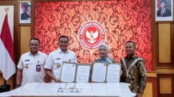 Sekjen KEMHAN Letjen TNI Tri Budi Utomo, S.E., dan Direktur Komersial & UMKM bank bjb Nancy Adistysari menandatangani Nota Kesepahaman di Jakarta (26/02/2025) untuk memperkuat layanan perbankan bagi pegawai dan personel KEMHAN.