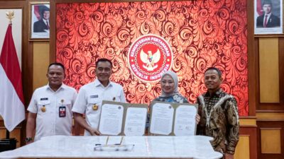 Sekjen KEMHAN Letjen TNI Tri Budi Utomo, S.E., dan Direktur Komersial & UMKM bank bjb Nancy Adistysari menandatangani Nota Kesepahaman di Jakarta (26/02/2025) untuk memperkuat layanan perbankan bagi pegawai dan personel KEMHAN.