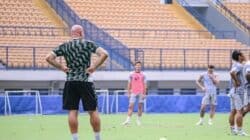 Bojan Hodak dengan serius mengawasi sesi latihan Persib Bandung jelang laga krusial melawan Persija Jakarta.