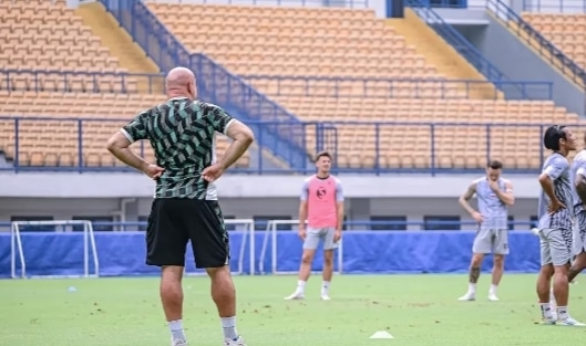 Bojan Hodak dengan serius mengawasi sesi latihan Persib Bandung jelang laga krusial melawan Persija Jakarta.