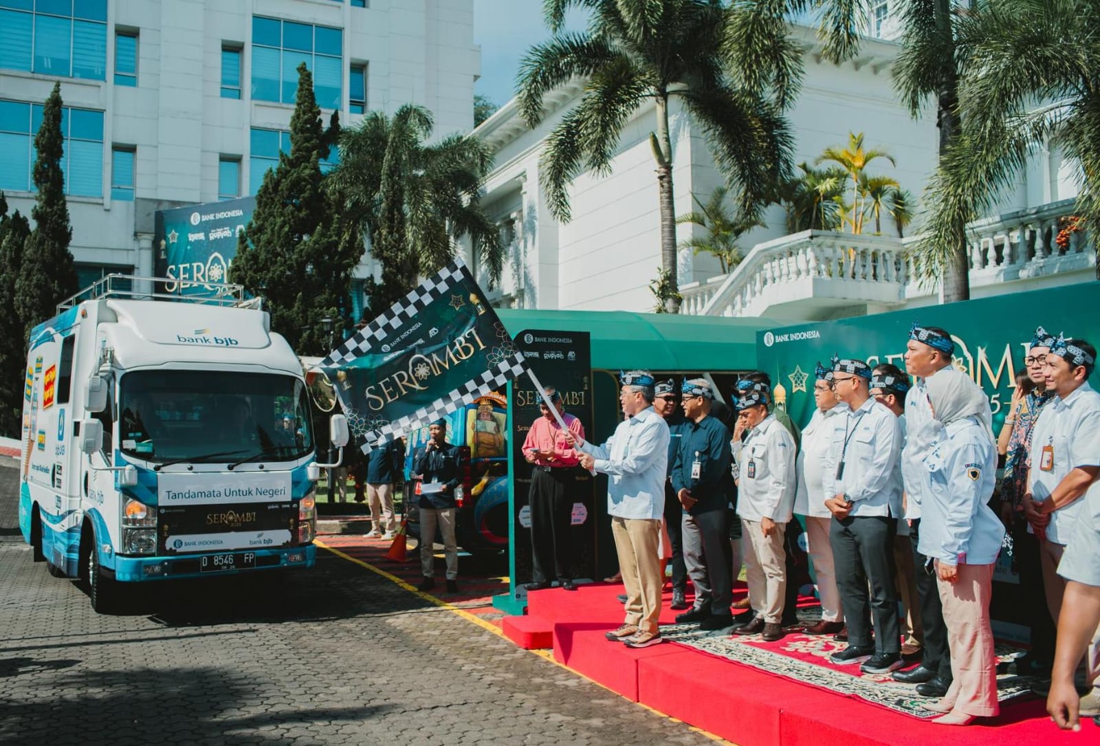 Direktur Operasional bank bjb, Tedi Setiawan, bersama perwakilan Bank Indonesia secara resmi meluncurkan program SERAMBI 2025 di Kantor Perwakilan Bank Indonesia Provinsi Bandung.